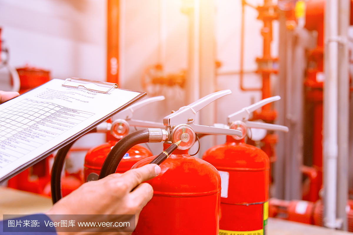 工程師檢查工業消防控制系統,消防報警控制器,火警報警器,防火。系統準備就緒一旦發生火災。